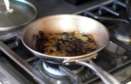 Cách an toàn nhất, nhanh nhất để lấy dầu mỡ nóng ra khỏi chảo