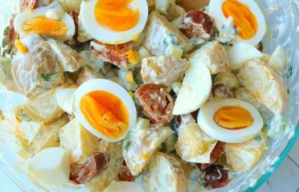 Làm món salad khoai tây ngon hơn với thịt mặn