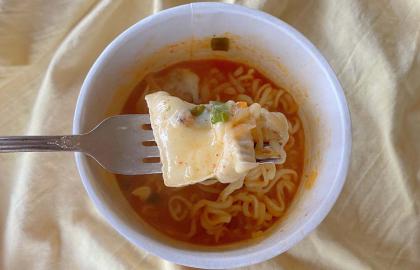 Bạn nên làm tan chảy Brie vào mì Ramen ăn liền cay của mình