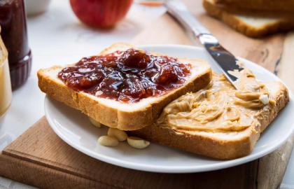 Giữ cho bơ đậu phộng tự nhiên của bạn không bị tách ra và cách trộn nó khi nó bị tách ra