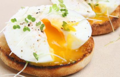 Bạn có thể luộc hàng chục quả trứng cùng một lúc trong hộp bánh Muffin