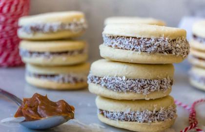 Những chiếc bánh quy sandwich Alfajores đơn giản này sẽ làm thỏa mãn mọi sở thích ăn đồ ngọt