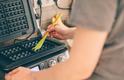 Cách dễ nhất để giữ cho bánh quế không bị dính vào bàn ủi bánh quế của bạn