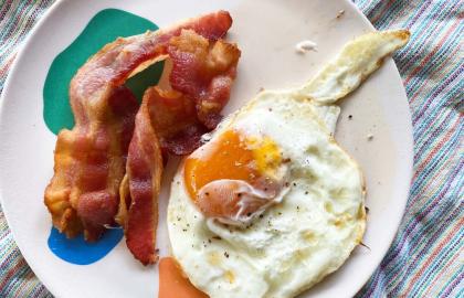 Bạn hoàn toàn có thể làm món trứng chiên bằng nồi chiên không dầu