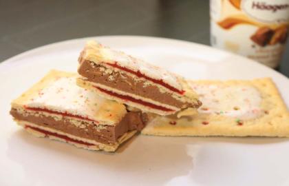 Làm một chiếc bánh kẹp kem ngon hơn với Pop-Tart đông lạnh