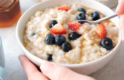 Bột yến mạch nóng của bạn cần quả mọng đông lạnh