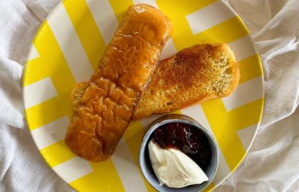 Chiên những chiếc bánh rán buồn tẻ, cũ kỹ trong bơ muối