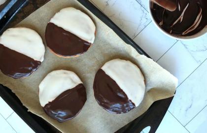 Làm bánh quy đen trắng với hỗn hợp bánh nướng xốp đóng hộp