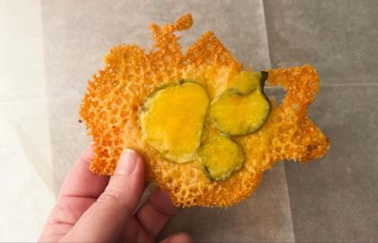 Thêm một ít dưa chua vào món phô mai chiên giòn của bạn