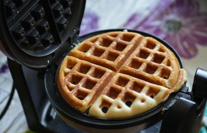 Bôi mỡ vào máy làm bánh quế của bạn bằng mỡ lợn xông khói