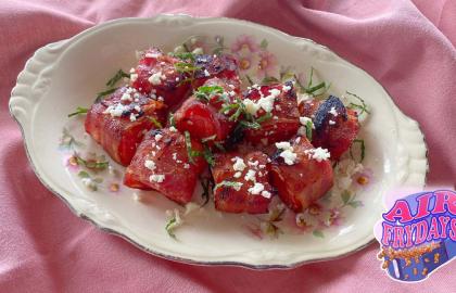 Dưa hấu bọc thịt xông khói chiên giòn cho món salad hấp dẫn