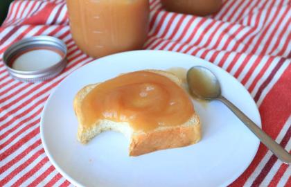 Làm bơ táo mật ong với những quả táo bổ sung đó