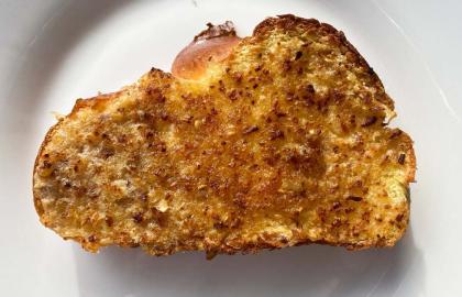 Gây ấn tượng với mọi người bạn biết bằng bánh mì hành tây caramen