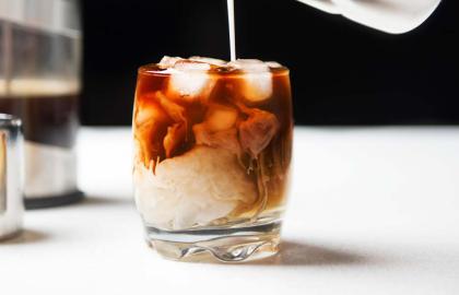 Bạn nên tạo hương vị cho cà phê của mình bằng chất chiết xuất thay vì xi-rô