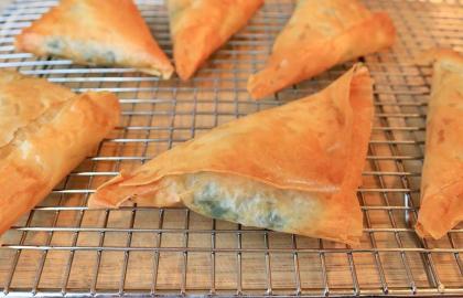 Làm những túi Spanakopita này cho bữa tối ăn nhẹ tiếp theo của bạn