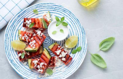 Cách cắt dưa hấu ít lộn xộn nhất