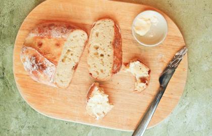 Làm một ổ bánh mì nhỏ chỉ bằng một cốc bột mì