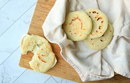 Làm bánh Arepas nóng hổi với bốn nguyên liệu