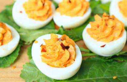 Mang trứng Phục sinh xuống vực sâu rực lửa của địa ngục với ớt và tỏi