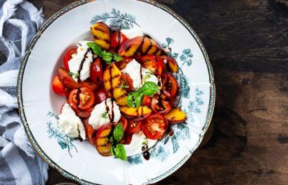Làm món Salad Caprese ngọt ngào hơn với đào và mận