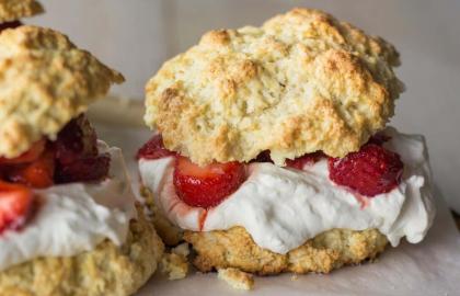 Thay vào đó, hãy xây dựng chiếc bánh dâu tây của bạn trên bánh quy