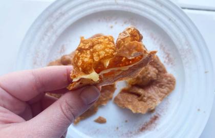 Làm bánh quy phô mai xốp, có lỗ khí trong nồi chiên không dầu