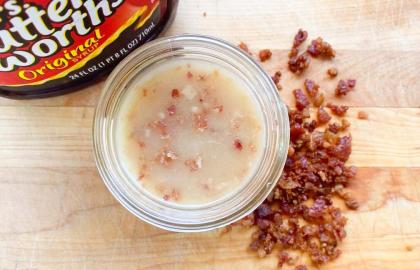 Làm bữa sáng Sốt giấm với thịt xông khói và bà Butterworth’s