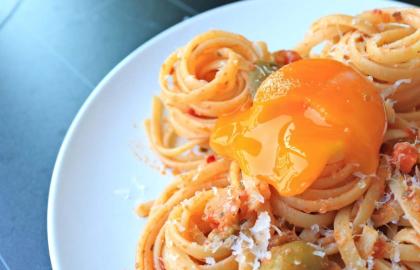 Lòng đỏ trứng om trong dầu ô liu và rưới lên mọi thứ