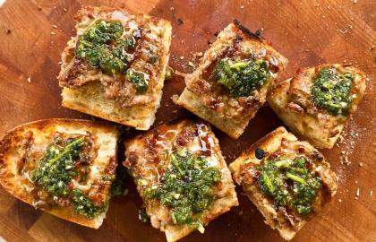 Bắt đầu mùa nướng với món bánh mì kẹp xúc xích mặt mở này