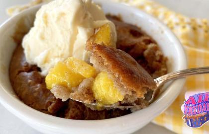 Biến một quả đào thành một chiếc bánh cobbler chiên trong không khí cho một người