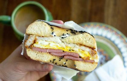 Đặt bánh mì nâu băm vào bữa sáng của bạn Bánh sandwich