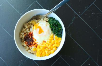 Luộc trứng trực tiếp trong nồi bột yến mạch