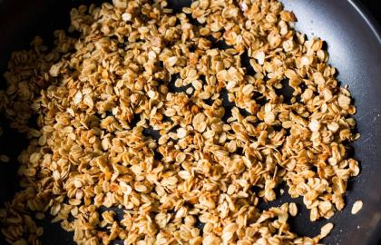 Làm món Granola buồn bã, bụi bặm tốt hơn bằng bơ