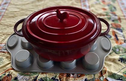 Sử dụng khuôn bánh nướng xốp như một chiếc đế lót ly lớn