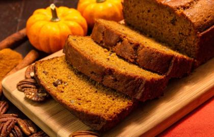 Biến ruột Jack-o'-Lantern của bạn thành bánh mì bí ngô