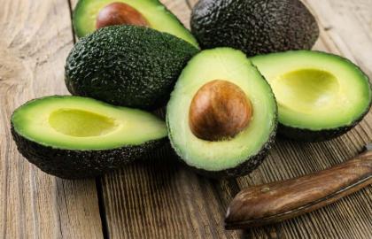 Vì vậy, bạn cắt thành một quả bơ chưa chín