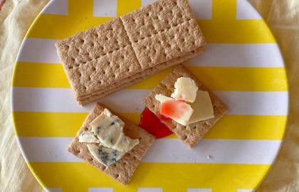 Đặt phô mai lạ mắt vào một số bánh quy giòn của Graham