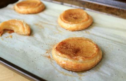 Những chiếc bánh Puff táo mật ong này là một món ăn nhẹ dễ dàng và dành cho lễ hội