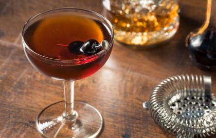 Tại sao bạn cần một chai xịt nhỏ trên xe đẩy quầy bar của bạn