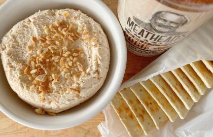 Biến lượng gia vị chà xát của bạn thành phết phô mai có mùi khói