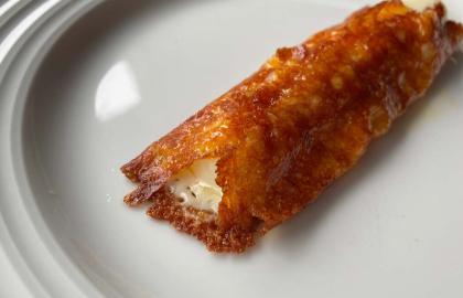 Quấn que Mozzarella của bạn trong một tấm chăn phô mai giòn