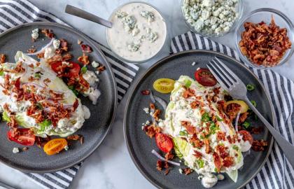 Trộn sốt phô mai xanh và sốt Ranch để có trải nghiệm tuyệt vời hơn với Wing hoặc Wedge