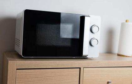 Sử dụng 'Quy tắc hai phút' khi hâm nóng thức ăn bằng khăn giấy