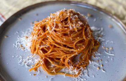 Làm nước sốt mì ống giá rẻ này với bơ nâu và bột cà chua