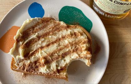 Làm bánh mì nướng quế với bơ táo Brandy 