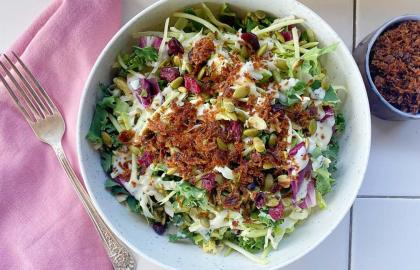 Khử nước một số hành tây caramen và nghiền nát chúng thành mọi thứ