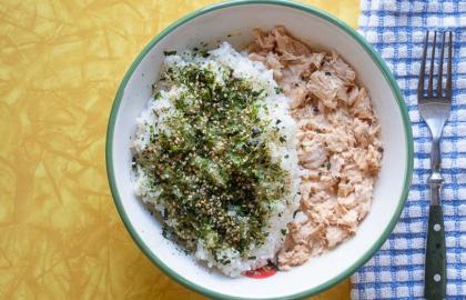 Bát cơm cá ngừ mayo này là bữa trưa WFH ngon nhất