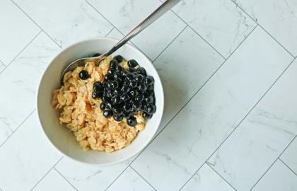 Làm nổi bật bữa ăn yến mạch của bạn với trân châu mật ong