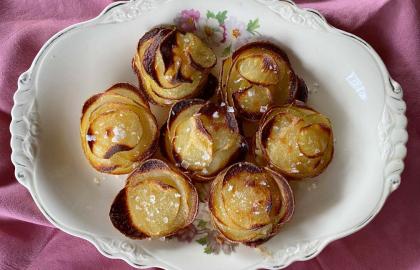 Làm bánh Pommes nhỏ cho Anna trong hộp bánh nướng xốp cho bữa tối thân mật trong ngày lễ tình nhân