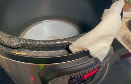 Ba cách để làm sạch phần thô nhất trong nồi ăn liền của bạn